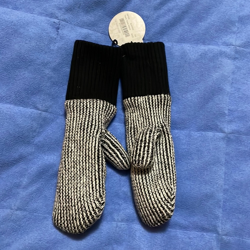 Totally toast mittens. O/s Lululemon